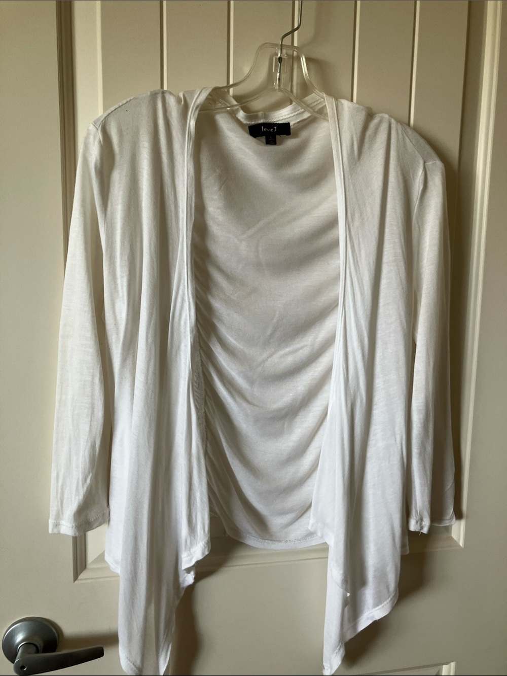 Light weight white cardigan featuring ruching size L